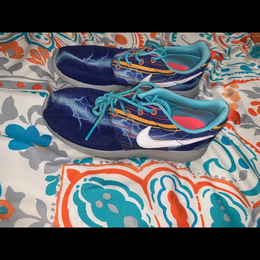 Nike Roshes Lightning Bolt // size 5y